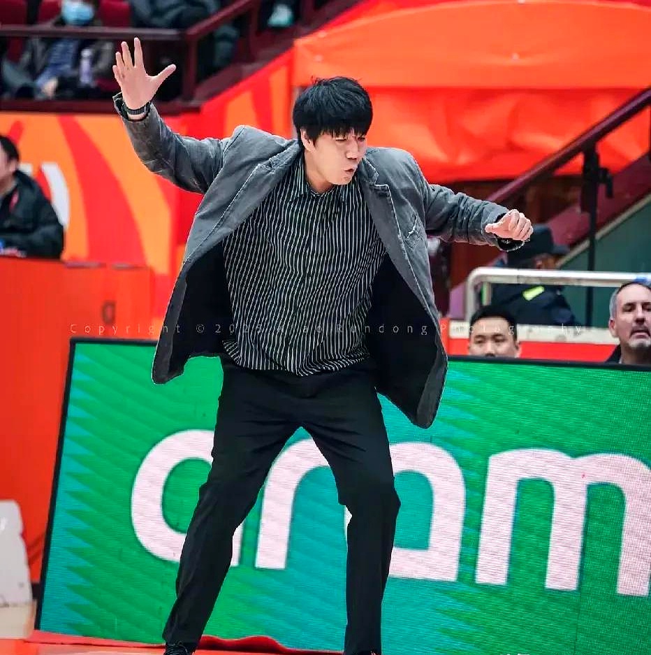 转会期突围战来临,山东男篮围绕CBA季后赛止住颓势,气氛紧张,轮换策略成焦点的简单介绍-爱游戏app